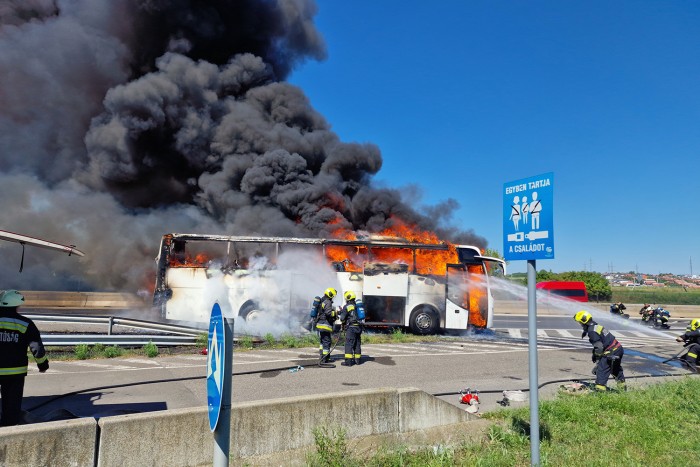 Fotókon az M3-ason lángoló távolsági busz 6