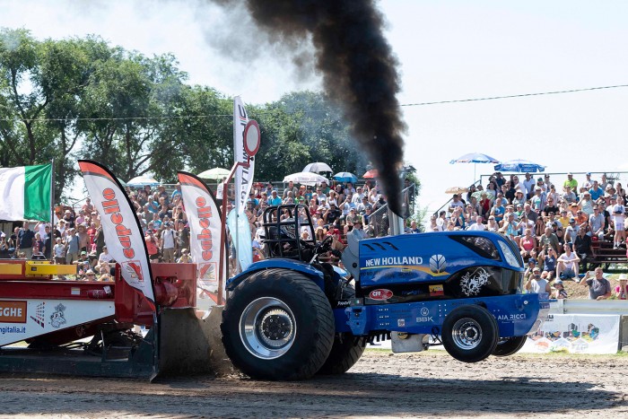 Nagyon nehéz dolgokat húztak, nagyon erős traktorok Hajdúböszörményben, és nagyon sokan nézték