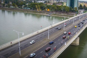 Fénysorompókat telepítettek az Árpád hídra