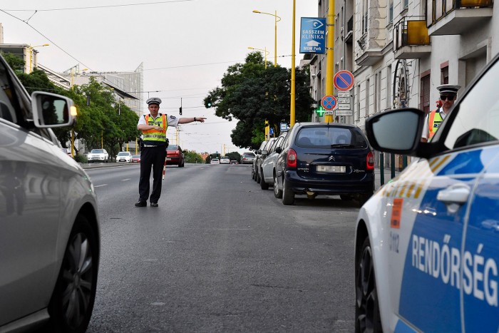 Menthetetlenül ostobák a magyar autósok