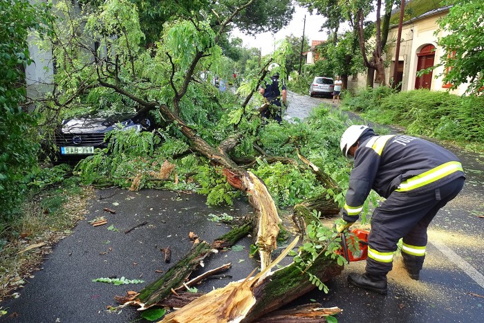 Pusztított a vihar, több ezer bejelentés érkezett a katasztrófavédelemhez