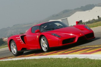 Kemény büntetést kapott a Ferrari Enzo tervezője, mert gyorshajtott egy Ferrari Enzóval