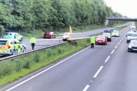 Autó tetején landolt egy repülő az autópályán 1 Autó tetején landolt egy repülő az autópályán 1