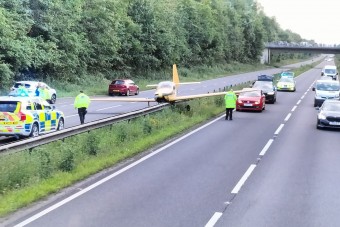 Autópálya közepén landolt egy gép a csúcsforgalomban