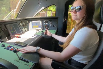 Ismerd meg Fannit, aki 3500 lóerős vonatokat terelget