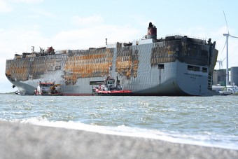 Luxusautók tömkelege volt a kigyulladt Fremantle Highway teherhajón