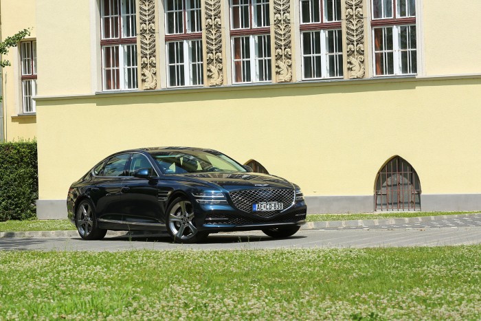 Új luxusautók terjednek Magyarországon 15