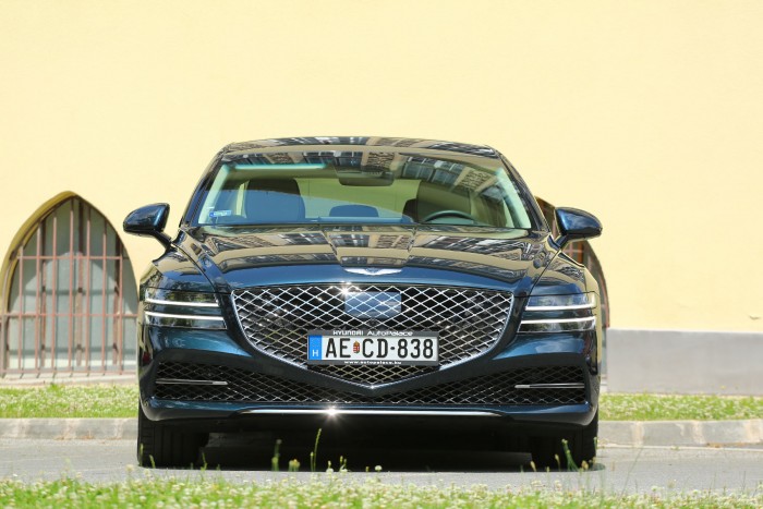 Új luxusautók terjednek Magyarországon 19