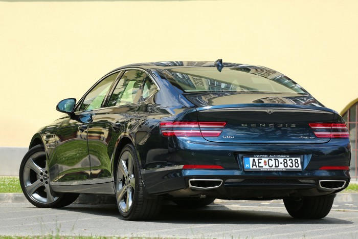 Új luxusautók terjednek Magyarországon 12