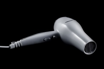 Hajszárítóval riogatja a gyorshajtókat egy 74 éves öregúr