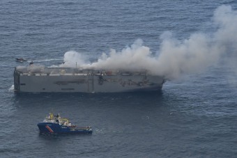 Részben megnyugtató hírek érkeztek a kigyulladt autószállító hajóról