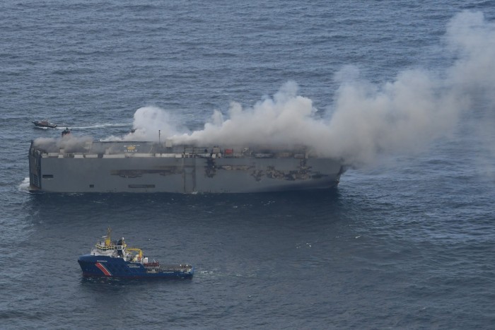 Részben megnyugtató hírek érkeztek a kigyulladt autószállító hajóról