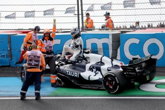 F1: Két autó egyszerre állt a falba az edzésen