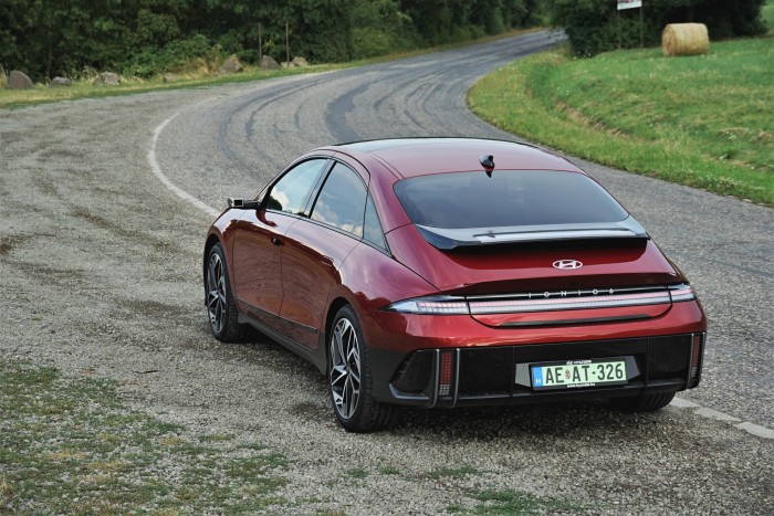 Ilyen, amikor egy villanyautó elég tökös 16