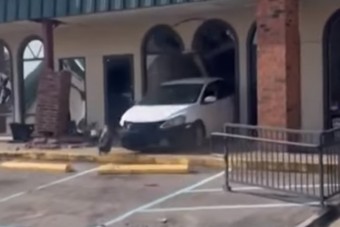 Autójával tarolta le az optikát a 78 éves autós