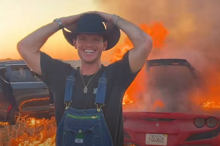 A lökött amerikai videósnak sikerült porig égetnie 140 milliós Ferrariját