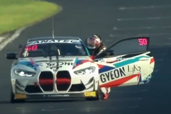 Így reagál egy igazi versenyző, ha az utolsó körben, a célegyenesben fogy ki a benzin