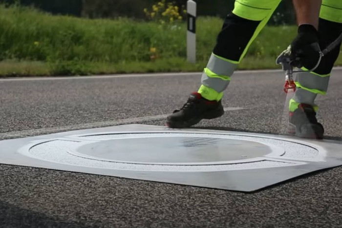 Rejtélyes körök egy magyar úton: ezért festették fel