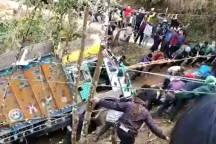 Íme a pozitív példa: több száz falusi mentette meg a szakadékba zuhant kamiont