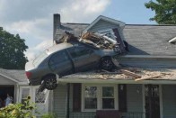 Rövid időn belül két autó csapódott ugyanabba a tetőbe 1