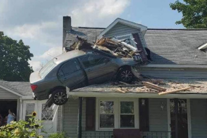 Háztetőn, a második emeleten ért véget a bizarr baleset
