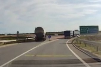 Hajmeresztő manővert vállalt be egy kamionos Martfű felé