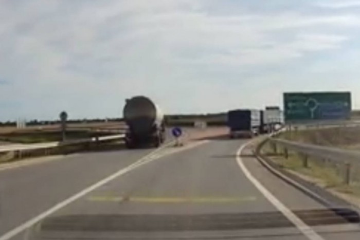 Hajmeresztő manővert vállalt be egy kamionos Martfű felé