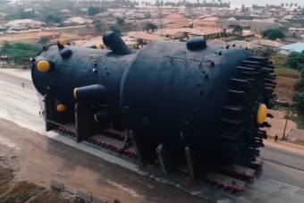 Így néz ki, amikor egy 3000 tonnás gigantikus reaktort pakolnak arrébb a profik