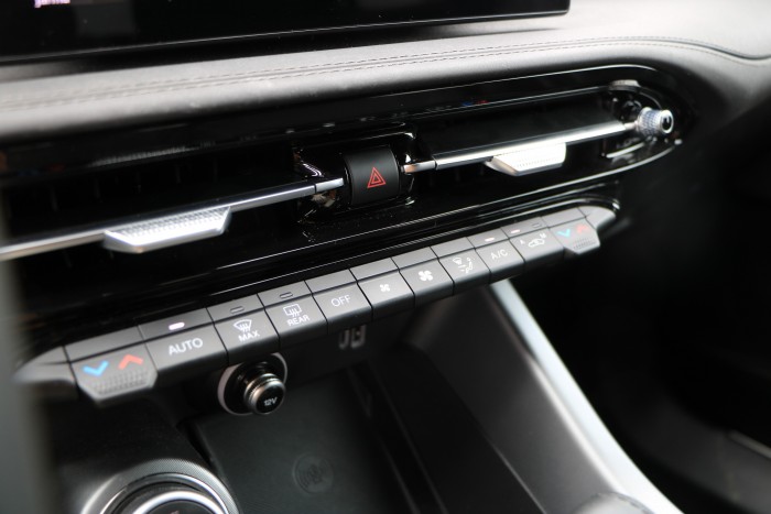 Az átlagos autóvásárlók fejét tekerné el az új Alfa Romeo 10