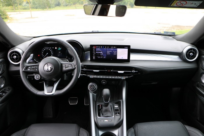 Az átlagos autóvásárlók fejét tekerné el az új Alfa Romeo 9