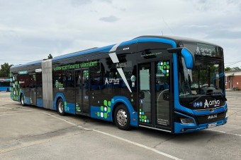 Új csuklós elektromos busz jelent meg a fővárosban
