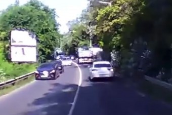 Részegen ütközött a kismamát szállító mentővel