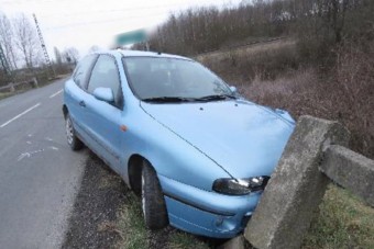 Részegen randalíroztak egy lopott autóval, a betonkorlát állította meg őket