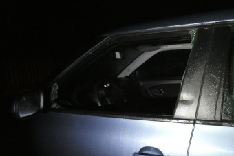 Öt autóban tett kárt egy éjszaka alatt