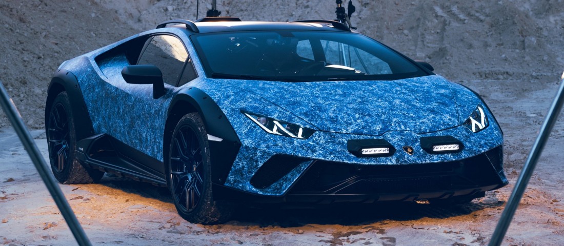 Absztrakt festménybe burkolták ezt az autót