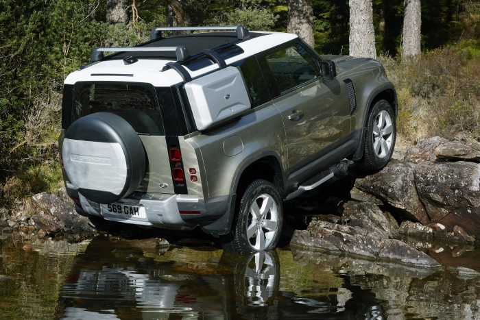 Elektromos kis testvért kap a Land Rover Defender 4