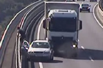 Álló autót tarolt le fékezés nélkül egy kamion az M7-esen