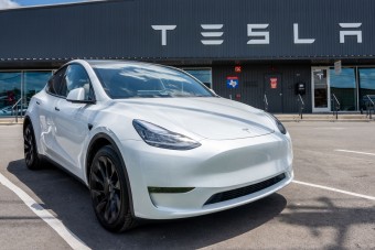 Az autóban ragadt, mert nem tudta, hogy működik az ajtó