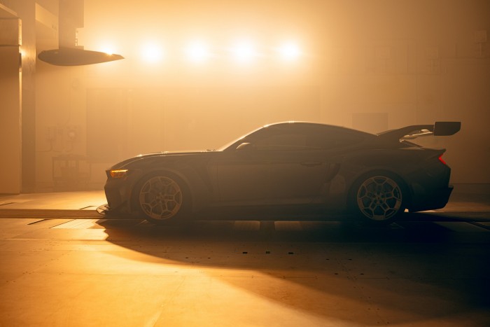 Ez a Ford Porschékkal vetekszik, Ferrarit reggelizik 16