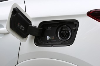 Újabb hazai üzleteknél lesznek fizetősek az e-autó-töltők