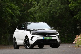 Mit ad egy Opel, ha drágább 20 milliónál és 300 lóerős?