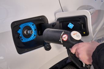 Így tankolják a legkülönlegesebb BMW-t