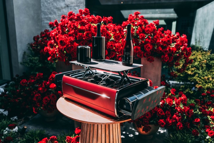 Értelmezhetetlen fényűzést kínál a kétüléses Rolls-Royce 18