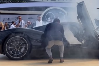 Addig piszkálták a méregdrága sportkocsit, amíg füstbe nem borult