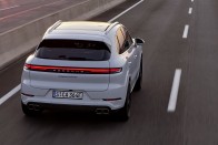 Nem volt még ennél erősebb, gyorsabb, drágább Porsche SUV 13