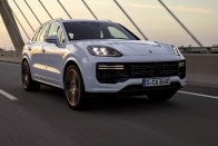 Nem volt még ennél erősebb, gyorsabb, drágább Porsche SUV 2