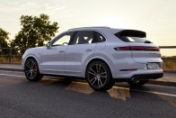 Nem volt még ennél erősebb, gyorsabb, drágább Porsche SUV 16