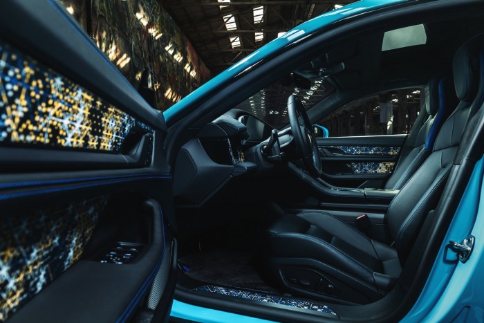 Porschéval hordozza keresztjeit ez a férfi 7