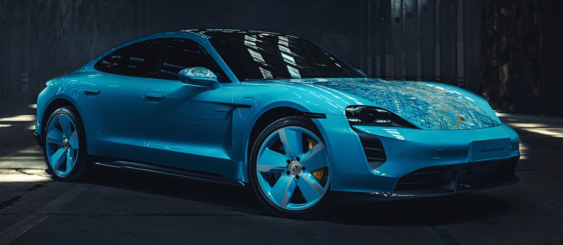 Porschéval hordozza keresztjeit ez a férfi