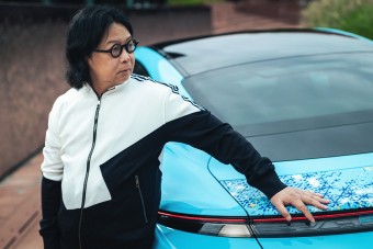 Porschéval hordozza keresztjeit ez a férfi